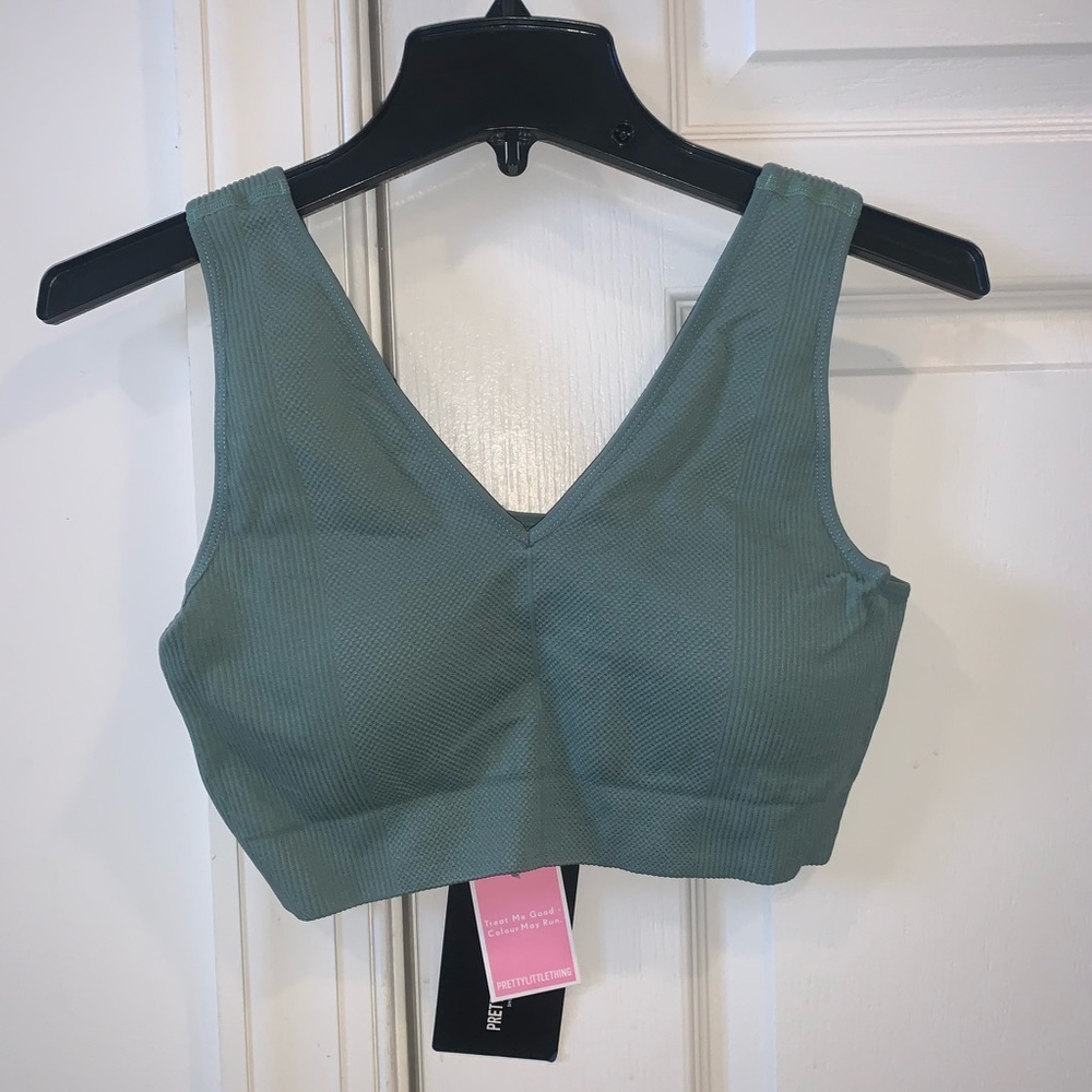 NWT Textured Seamless V-Neck Cropped Sports Top - PrettyLittleThing size Large